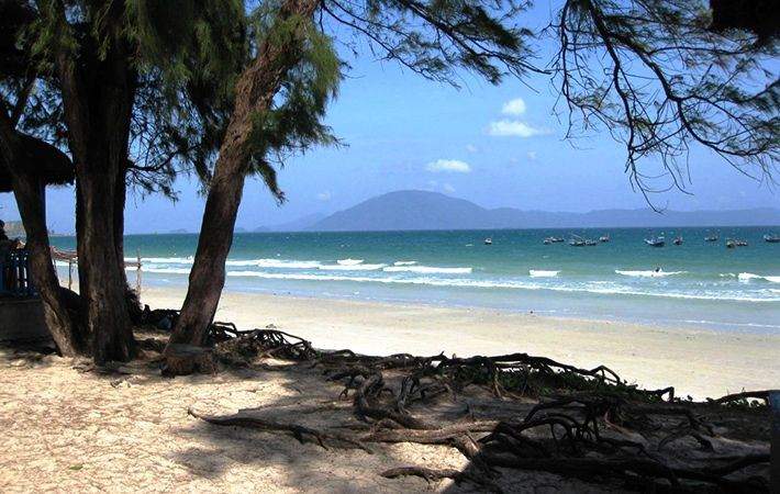 B&atilde;i tắm Dốc Lết Nha Trang với b&atilde;i c&aacute;t trắng mịn