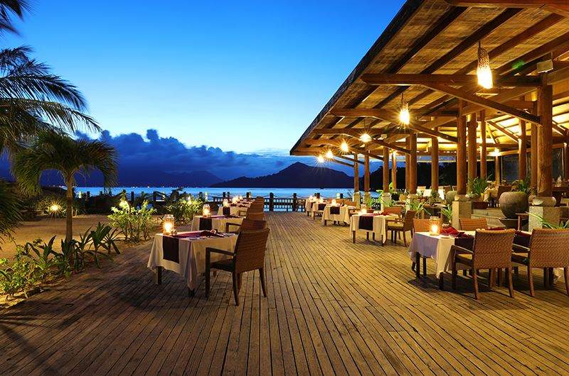 View nh&igrave;n ra biển thơ mộng khi d&ugrave;ng bữa tại Resort