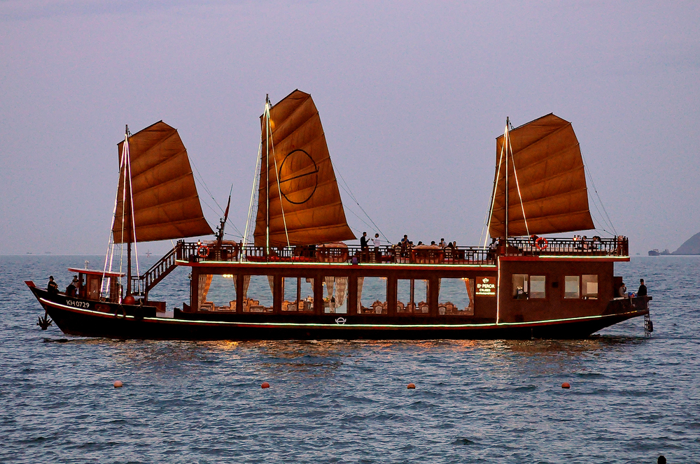 Du thuyền Emperor Cruise