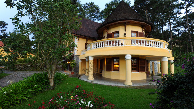 ana20villas20dalat20resort202620spa206 Mỗi biệt thự xinh xắn ở đây có từ 3 - 5 phòng nghỉ và phòng khách lớn để du khách có thể cùng sưởi lò đốt củi và sinh hoạt chung.