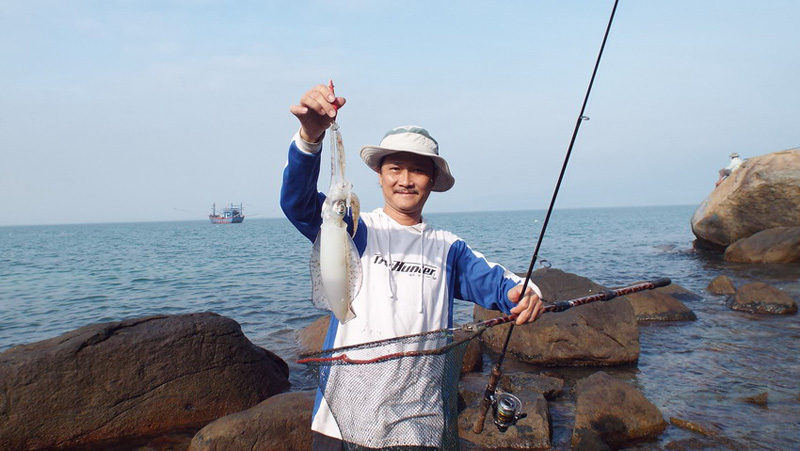 Câu mực giúp bạn trải nghiệm cuộc sống thực tại đảo Bình Ba