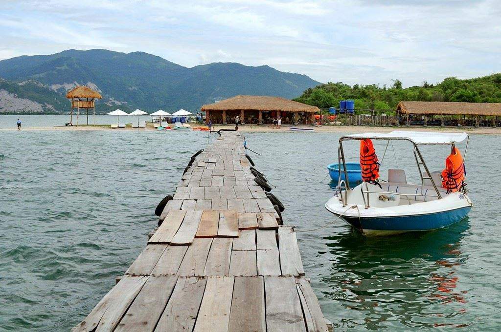 Đến Điệp Sơn Island hiện nay chỉ đi cano chứ không đi tàu