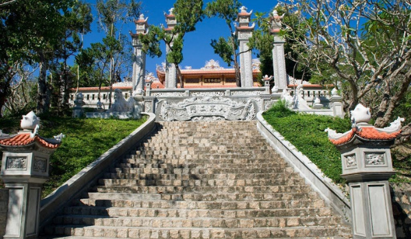 Con dốc dài dẫn lối lên chùa Hải Đức