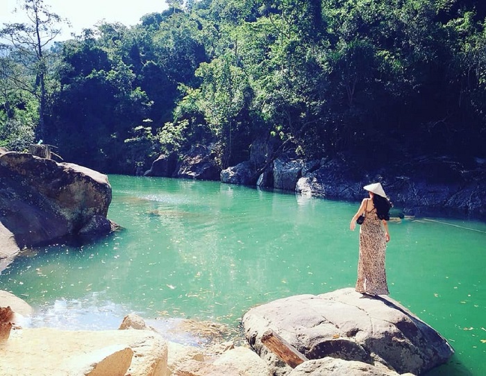 cam-nang-du-lich-nha-trang-da-lat-tu-tuc-3 Suối Ba Hồ “len lỏi” giữa rừng nguyên sinh, tạo ra các tầng thác đan xen với 3 hồ nước lớn