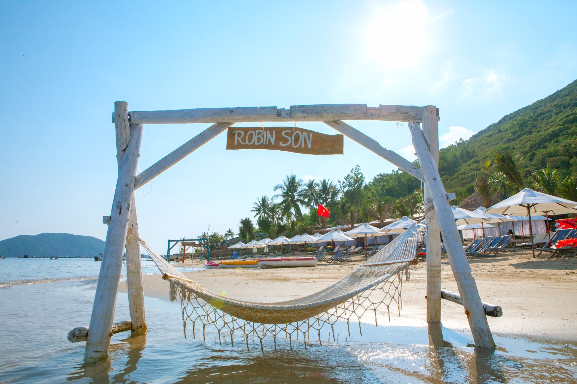 chao-he-ruc-ro-cung-du-lich-nha-trang-gia-re-bat-ngo-3 Ngắm hoàng hôn trên ốc đảo Robinson