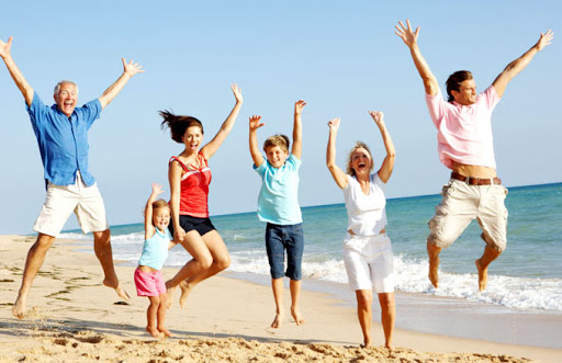 Khi đi du lịch biển mọi người cần phải chú ý đảm bảo an toàn cho bản thân