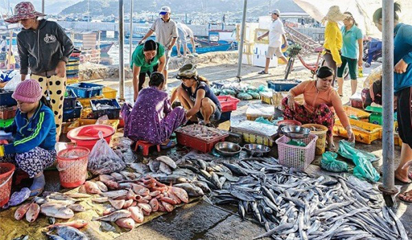Chợ hải sản trên đảo Bình Ba