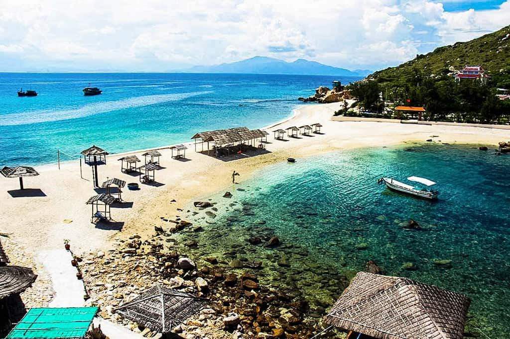 Sắc nước trong veo tuyệt đẹp ở bãi tắm đôi trên đảo Hòn Nội