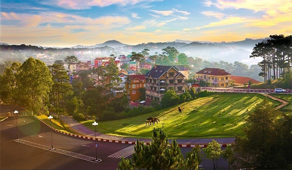 Du lịch Đà Lạt, khách tận hưởng khí hậu ôn hòa, dịu mát