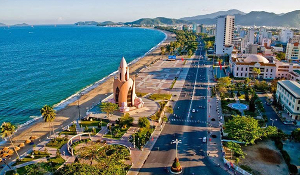 Bãi biển trải dài con đường Trần Phú