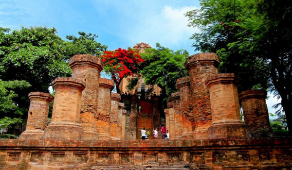 du-lich-nha-trang-4-ngay-3-dem-tu-tuc-3 Các cột Mandapa (nhà khách)