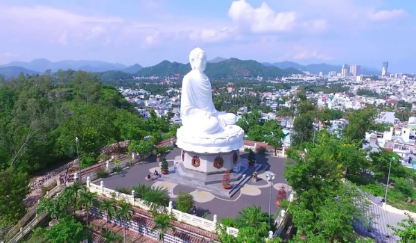 Tượng Phật lớn nguy nga tại chùa Long Sơn Nha Trang