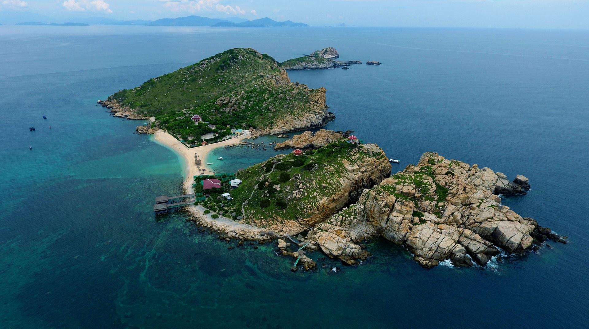 Hòn Nội trở thành điểm đến du lịch Nha Trang nổi tiếng bởi bãi tắm đôi vô cùng độc đáo