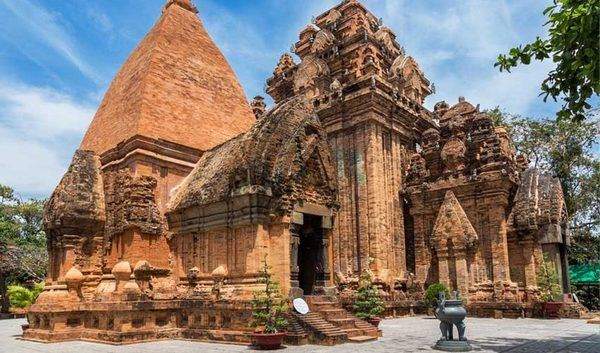 kinh-nghiem-di-du-lich-nha-trang-de-den-voi-thien-nhien-dieu-ky-5-3 Tháp Bà Po Nagar là một trong những địa điểm tham quan nổi tiếng