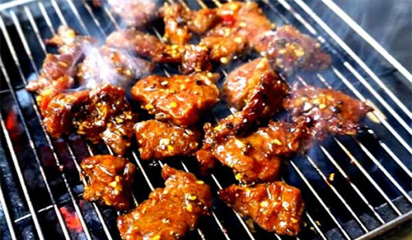 Bò nướng Lạc Cảnh luôn hấp dẫn nhiều du khách trong và ngoài nước khi đến Nha Trang