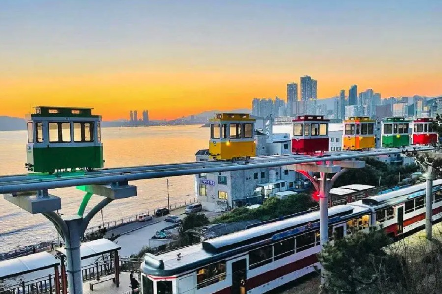 Đi tàu vào buổi chiều có thể kết hợp ngắm hoàng hôn siêu đẹp