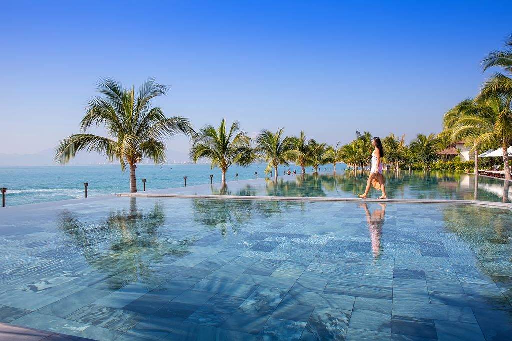Bể bơi vô cực ở Resort Amiana & Villas là điểm khiến nhiều du khách thích thú