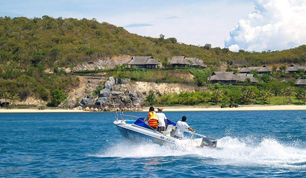 tour-du-lich-nha-trang-4 Vịnh Nha Trang với các cơ sở lưu trú được đầu tư quy mô là điểm đến của nhiều du khách