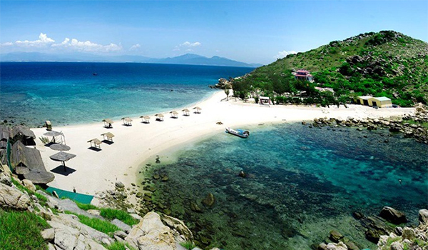 tour-du-lich-nha-trang-6 Biển và trời hòa làm một với màu xanh tuyệt đẹp tại Hòn Mun