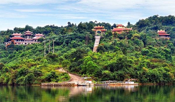tour-du-lich-nha-trang-da-lat-5-ngay-4-dem-6 Non xanh, nước biếc tạo nên phong cảnh hữu tình cho Thiền Viện Trúc Lâm
