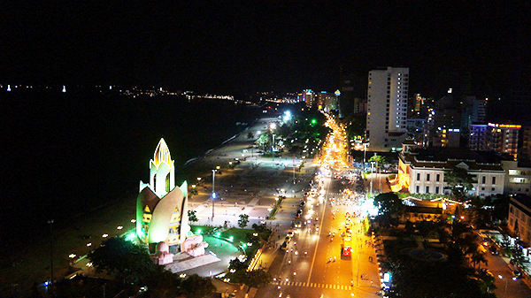 ve-dep-nha-trang-ve-dem Tháp Trầm Hương là địa điểm vui chơi giải trí của nhiều du khách