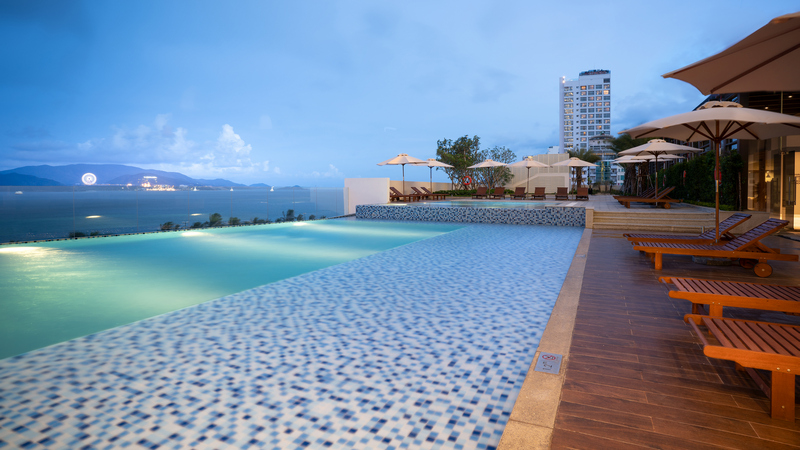 vinpearl-condotel-beach-front-nha-trang-9-800x450-1 Trải nghiệm hồ bơi view biển tại Vinpearl Condotel Beachfront 5 sao