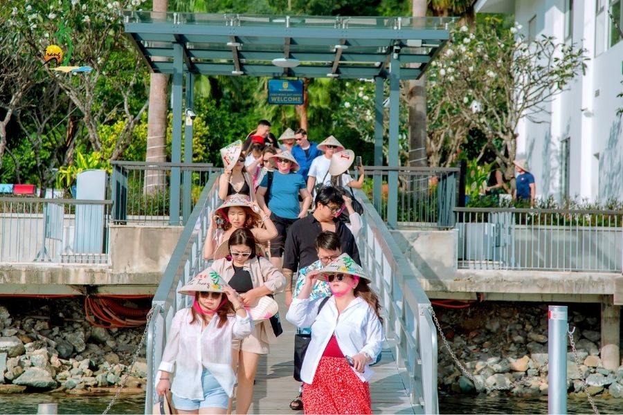 doan-khach-mong-co-nghi-duong-nha-trang202