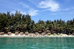 bãi-biển-dốc-lết-ở-một-khu-resort