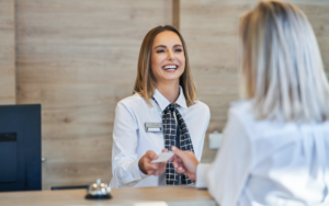 Cách tính giờ check-in, check-out khách sạn bạn cần biết